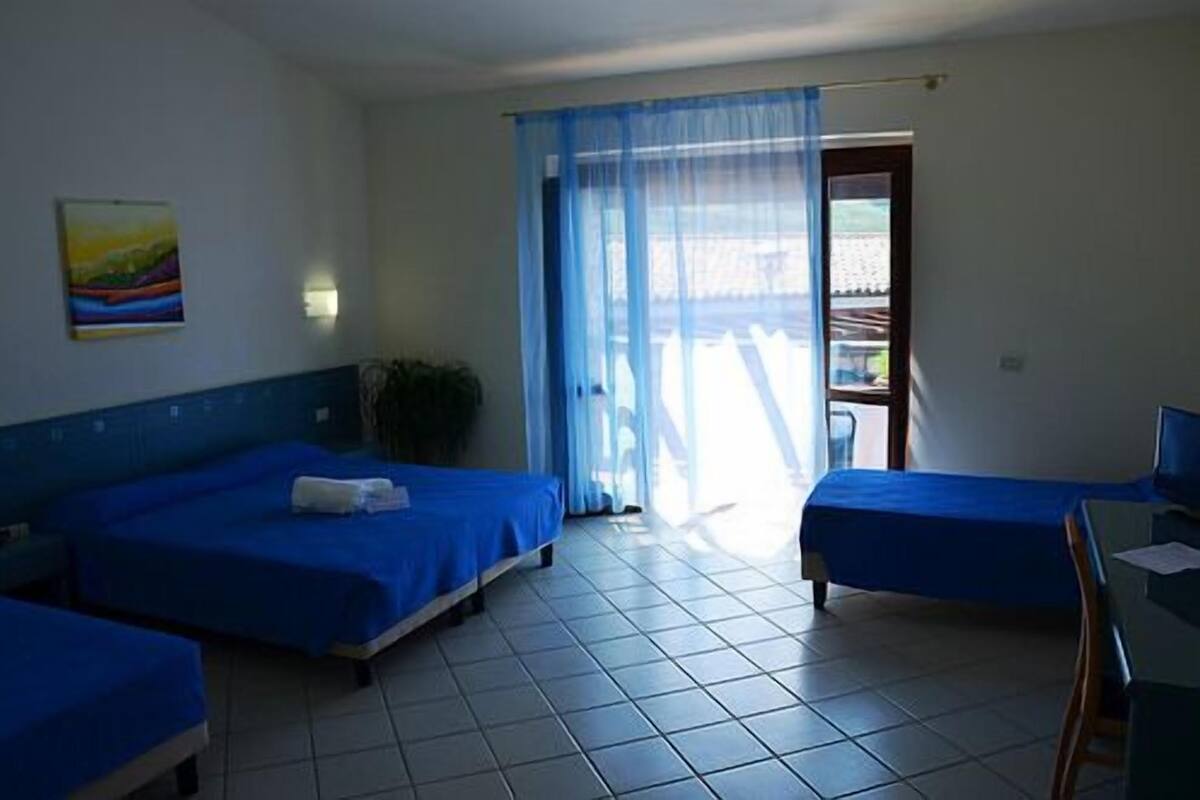 Habitación doble | Ropa de cama de alta calidad, caja fuerte, escritorio y cunas (de pago)