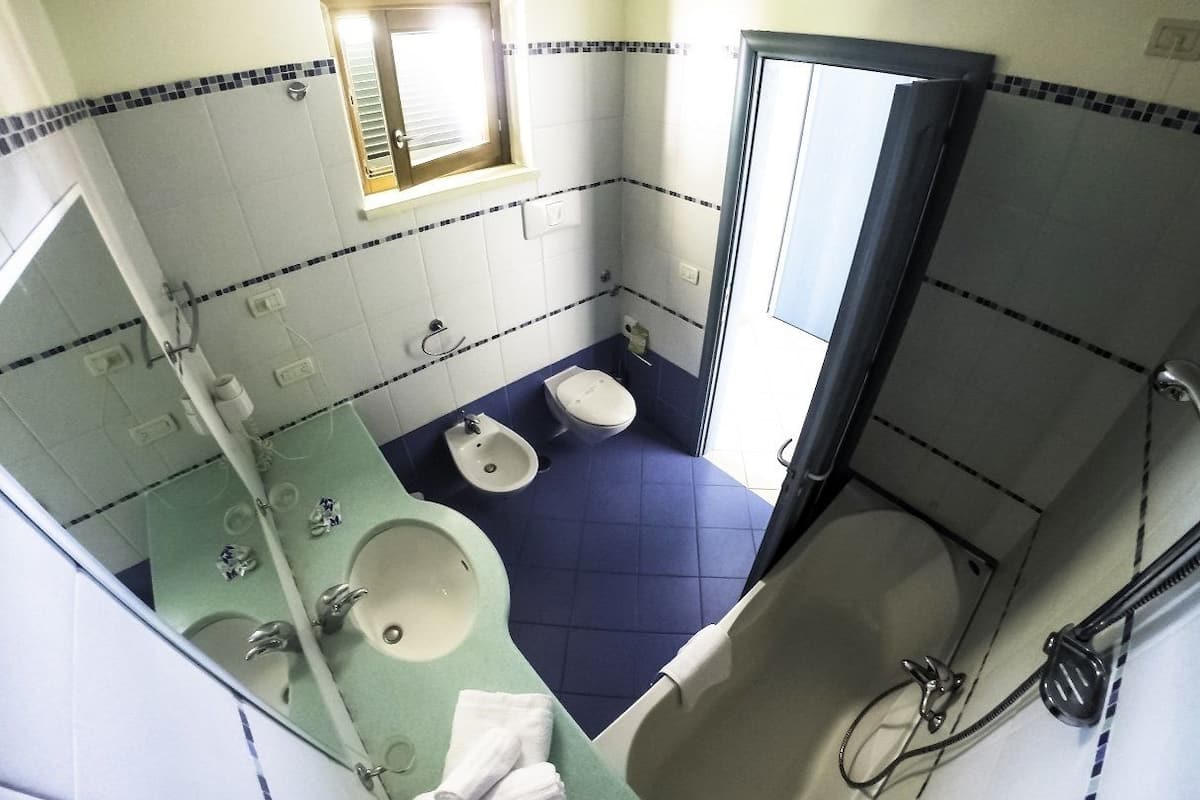 Double Room | Bathroom | Free toiletries, hair dryer