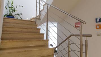 Una escalera con barandilla y un cartel que indica una sauna.