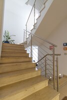 Una escalera con barandilla y un cartel que indica una sauna.