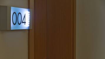 Eine Tür mit einem Hinweisschild '004'.