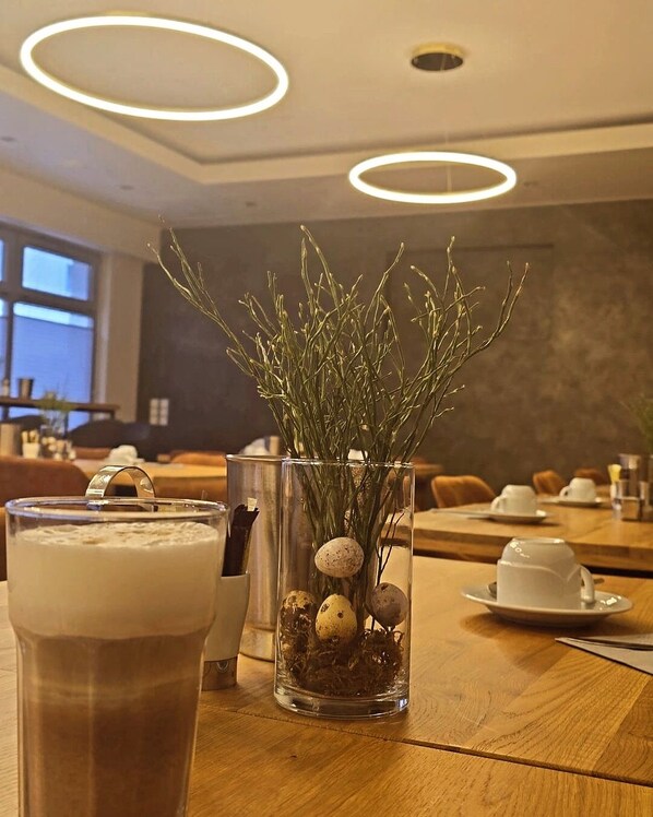 Tägliches Frühstücksbuffet (15 EUR pro Person)