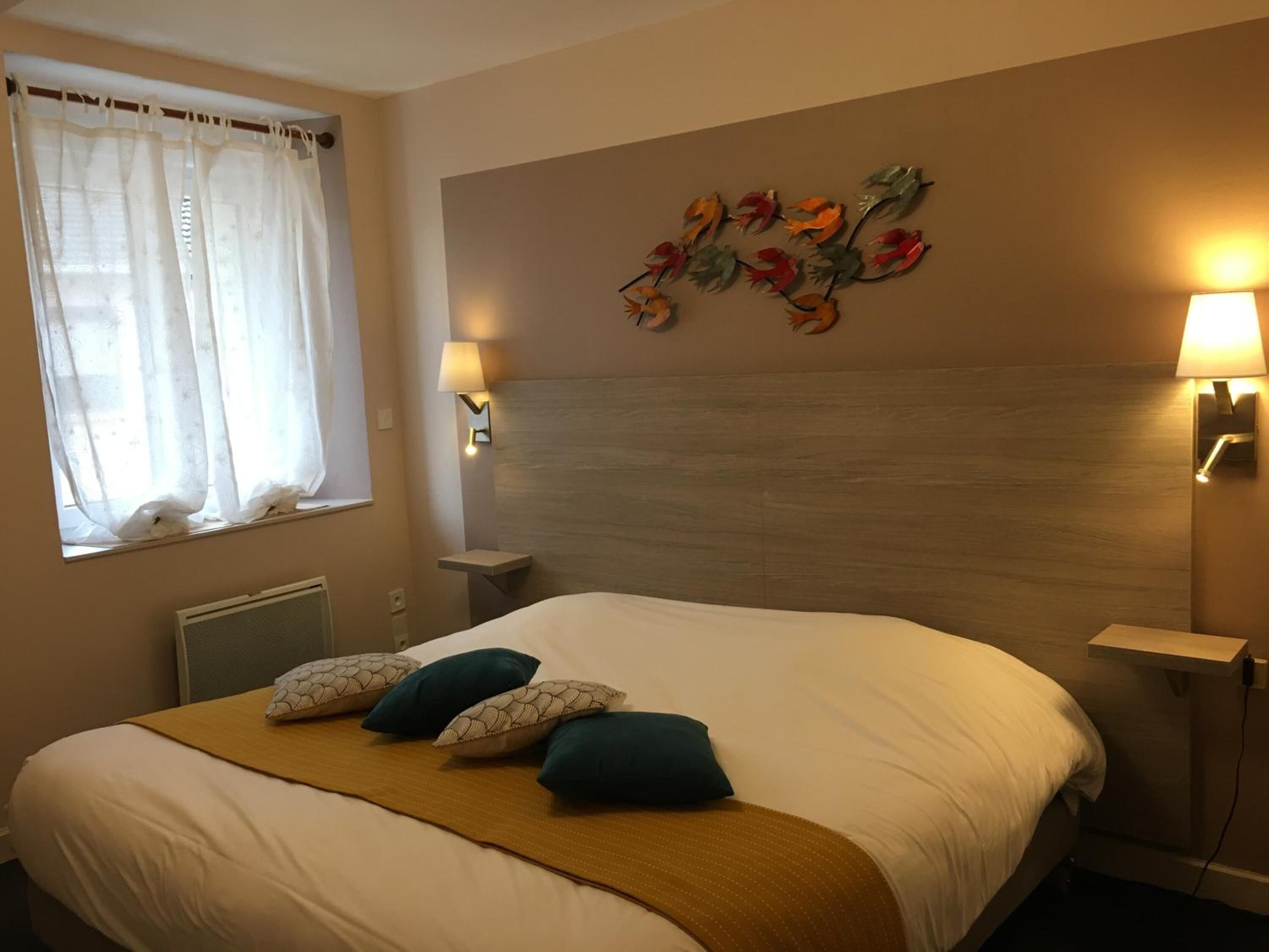 1 bedroom, desk, soundproofing, free cots/infant beds