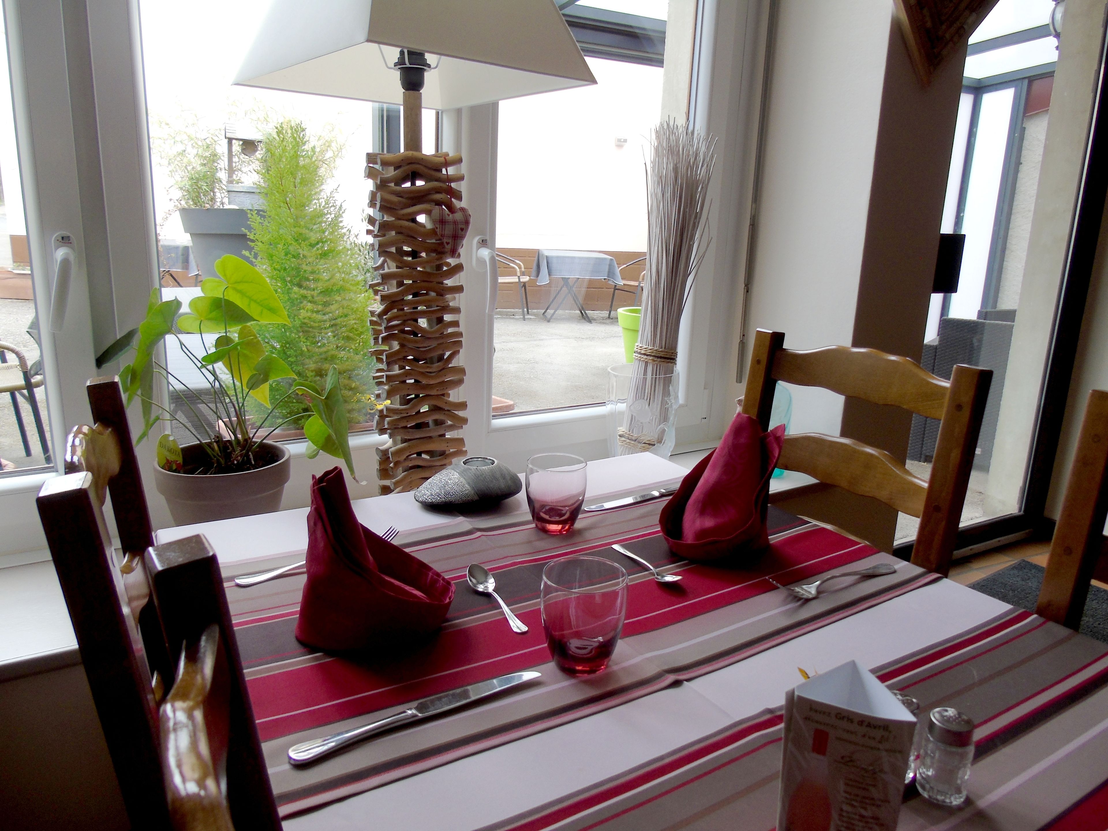 Ein Esstisch mit Platzsetting, Besteck und Speisekarte.