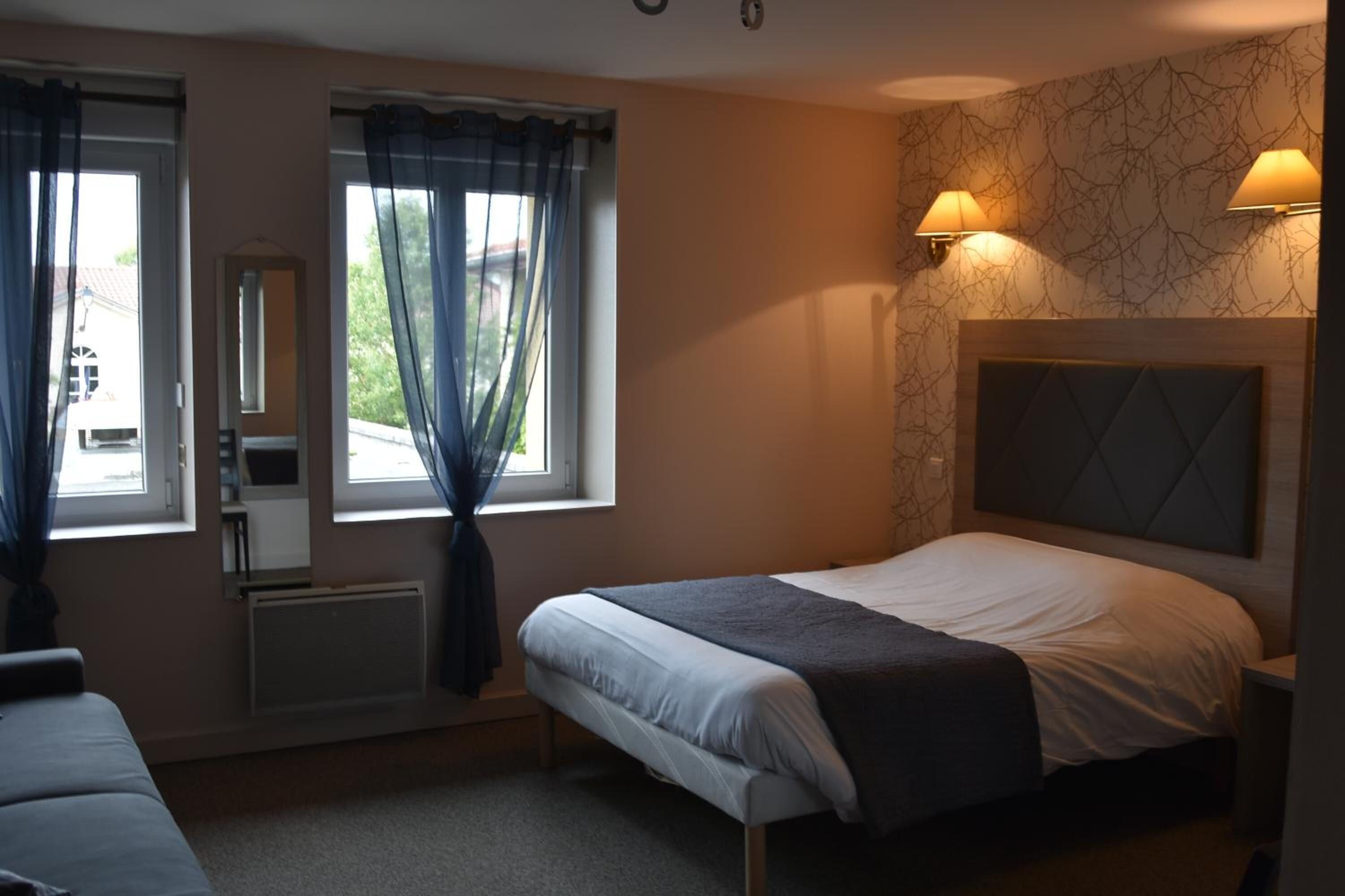 1 bedroom, desk, soundproofing, free cots/infant beds