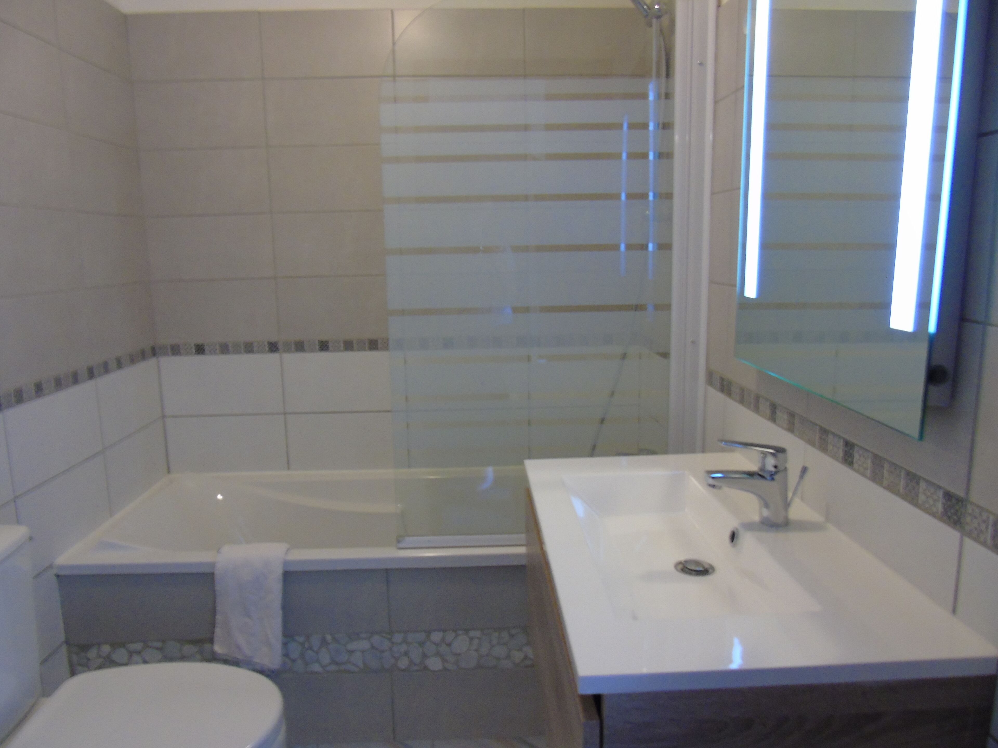 classic double room | bathroom | free toiletries, hair dryer, towels