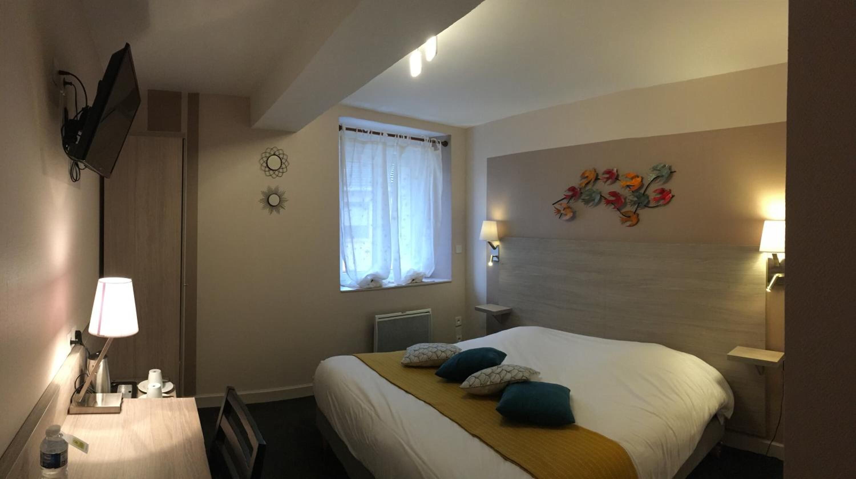 Desk, soundproofing, free cots/infant beds, rollaway beds