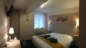 Desk, soundproofing, free cots/infant beds, rollaway beds