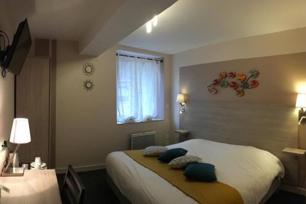 Desk, soundproofing, cribs (free), rollaway beds (surcharge)