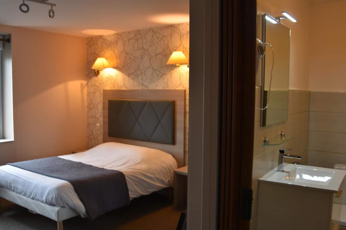 1 bedroom, desk, soundproofing, free cots/infant beds