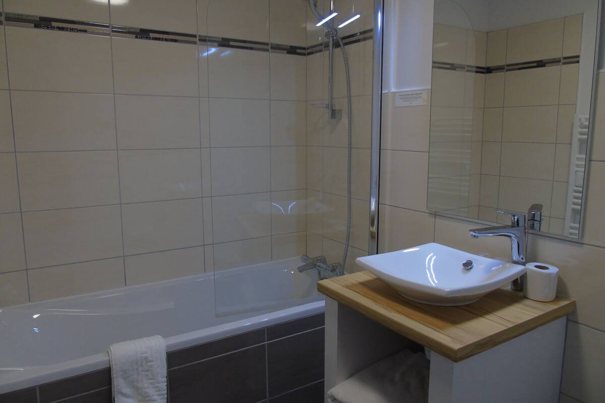 comfort double room | bathroom | free toiletries, hair dryer, towels