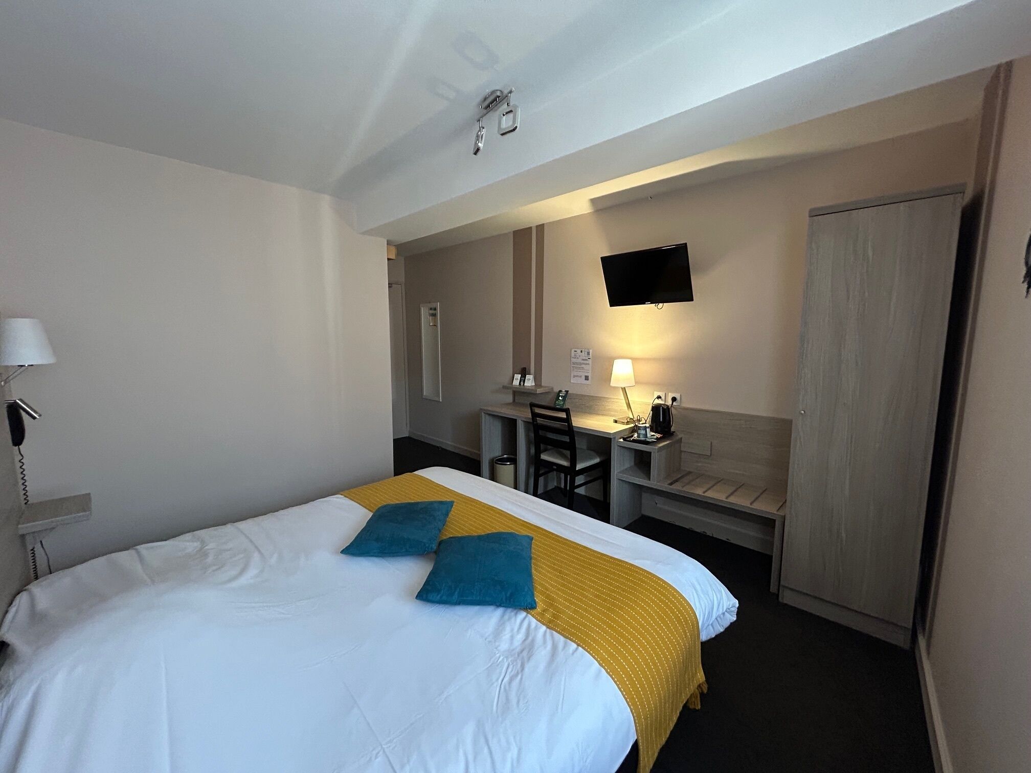 Classic Double Room | Desk, soundproofing, free cribs/infant beds, rollaway beds