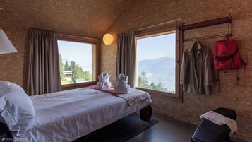 Hytte – deluxe | Sengetøy av topp kvalitet, safe på rommet og skrivebord for bærbar PC