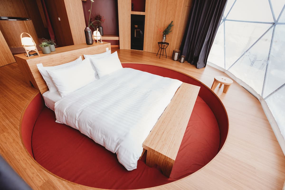 Premium bedding, in-room safe, soundproofing, free cribs/infant beds