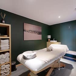Sale per trattamenti di coppia, aromaterapia, massaggi “deep tissue”