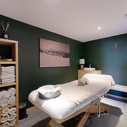 Couples treatment rooms, aromatherapy, deep-tissue massages