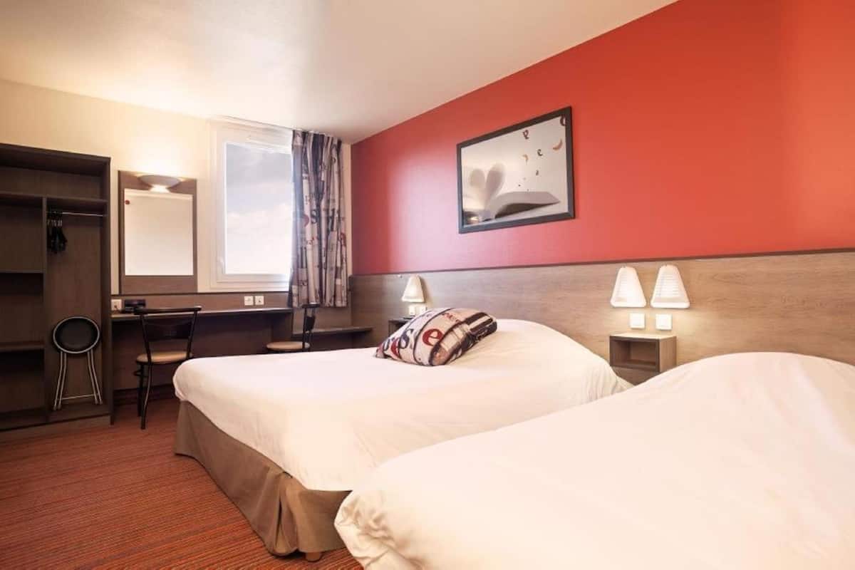 Desk, soundproofing, free cribs/infant beds, free WiFi