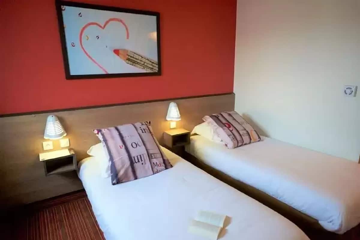 Twin Room | Desk, soundproofing, free cribs/infant beds, free WiFi
