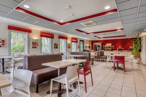 Déjeuner et dîner servis sur place, spécialités Cuisine locale