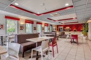 Se sirven almuerzos, cenas y cocina local 