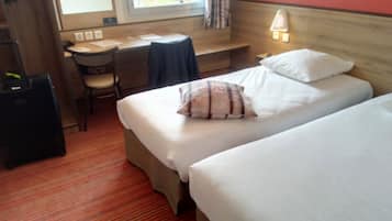 Chambre avec lits jumeaux | Bureau, chambres insonorisées, lits bébé (gratuits), Wi-Fi gratuit