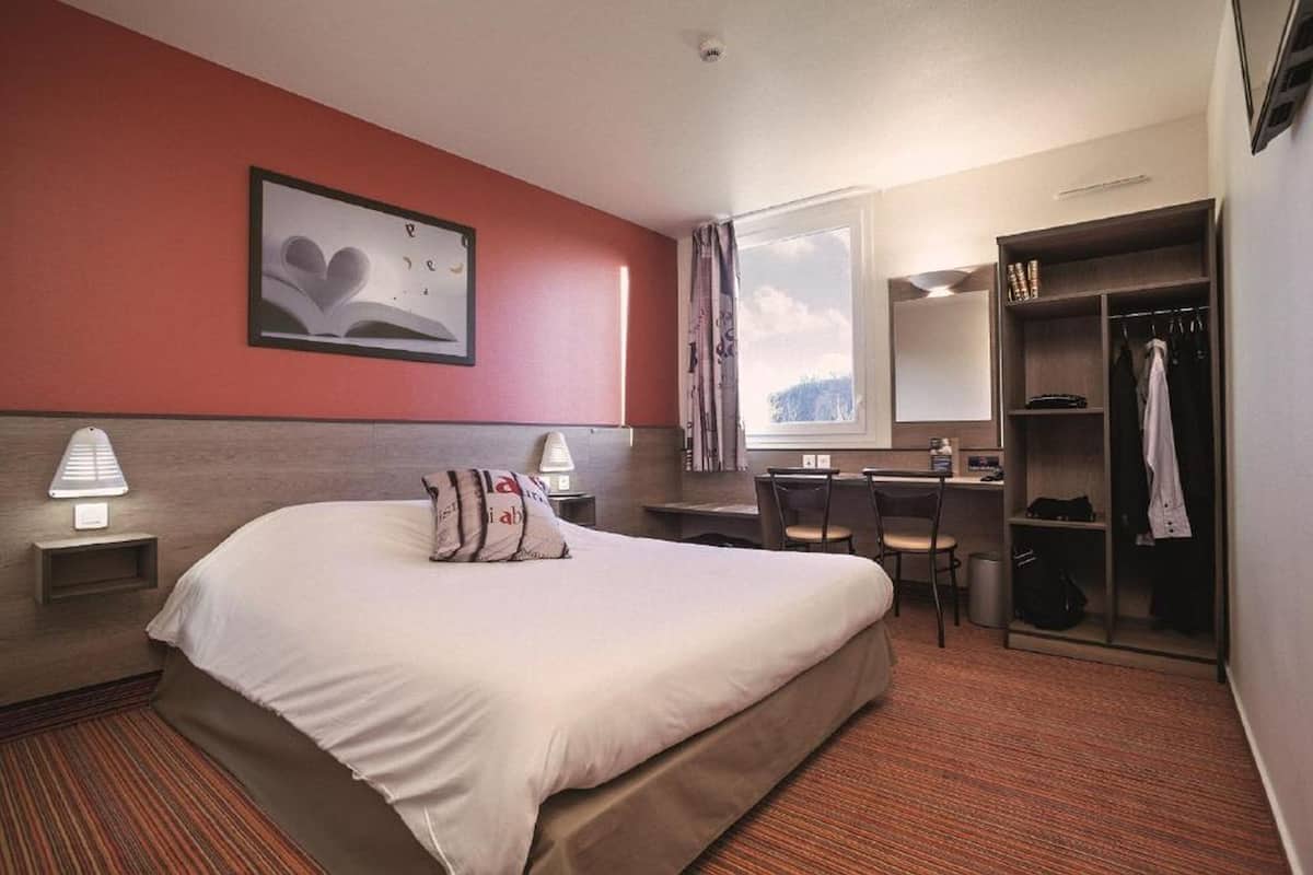 Desk, soundproofing, free cribs/infant beds, free WiFi