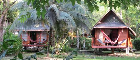 Standardferiehus - 1 kingsize-seng - balkon - havudsigt | Overnatningsstedets område