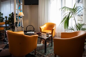 Lobby sitting area - Amadei Hotel Figaro & Apartments (Pesaro)