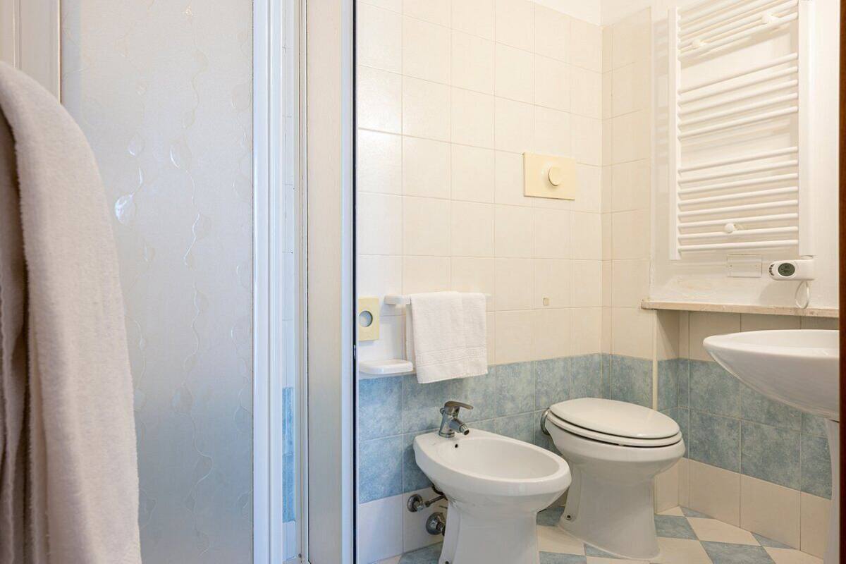 economy double or twin room | bathroom | shower, free toiletries, hair dryer, bidet