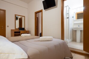In-room safe, desk, cots/infant beds, free WiFi - Amadei Hotel Figaro & Apartments (Pesaro)