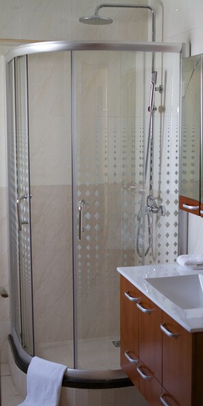 Shower, free toiletries, hair dryer, towels - OSinkirri Hotel (Nairobi)
