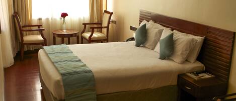 Værelse med 2 enkeltsenge | Minibar, pengeskab på værelset, skrivebord, gratis Wi-Fi