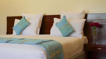 Een minibar, een kluis op de kamer, een bureau, gratis wifi