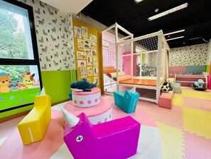 Zona de juegos infantil cubierta