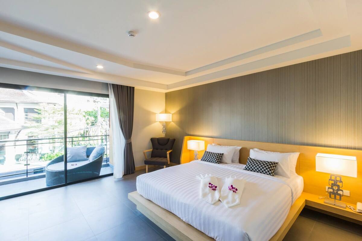 Deluxe Double Room | Hypo-allergenic bedding, in-room safe, desk, rollaway beds