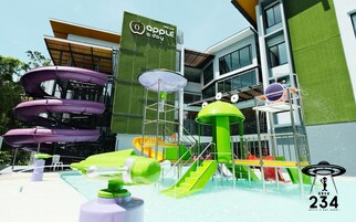 Una piscina al aire libre, sillones reclinables de piscina