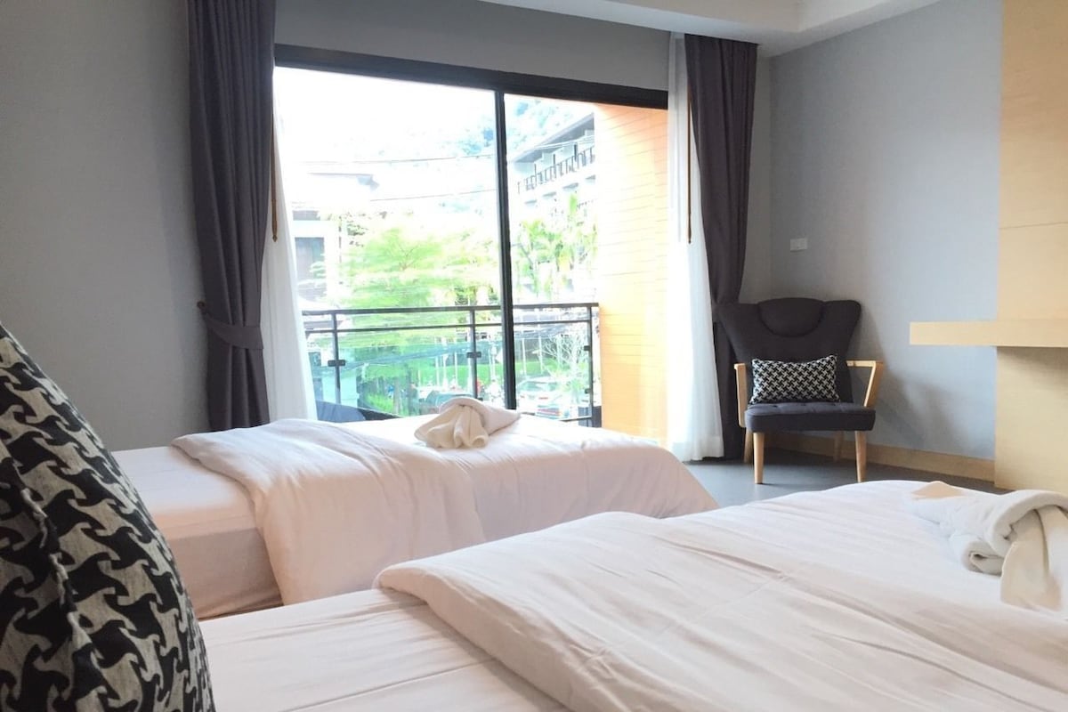Hypo-allergenic bedding available, in-room safe, desk