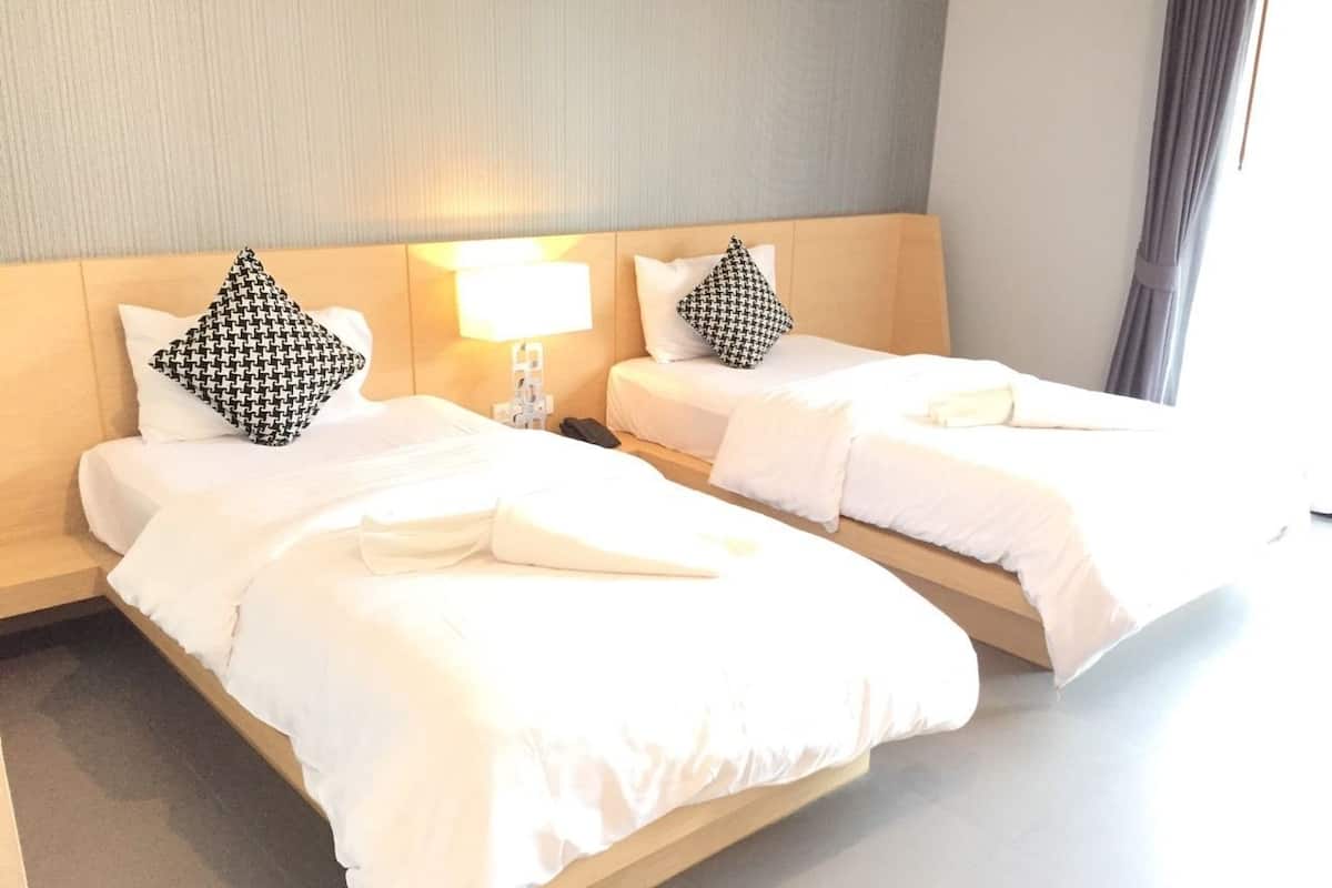 Hypo-allergenic bedding, in-room safe, desk, rollaway beds