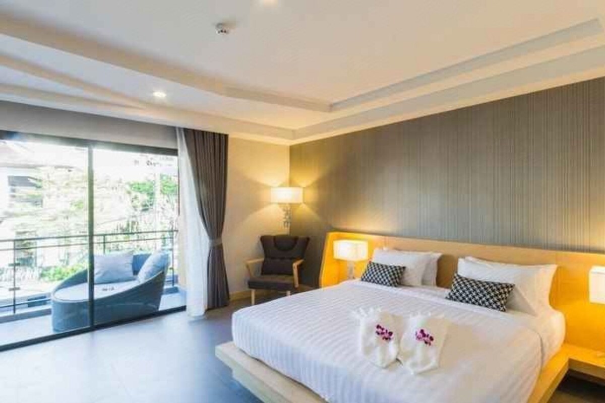 Hypo-allergenic bedding available, in-room safe, desk
