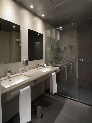 Combined shower/bathtub, free toiletries, hair dryer, towels - MedPlaya Hotel Riviera - Adults Recommended (Benalmádena)