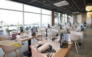 Buffet déjeuner servi tous les jours en supplément