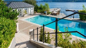 Outdoor pool, sun loungers - Villa Charlotte (Bergen)