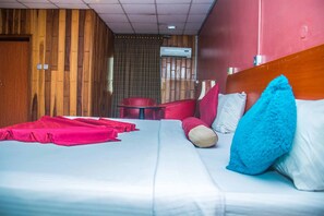 Habitación doble estándar, 1 cama matrimonial | 3 habitaciones, wifi gratis y ropa de cama