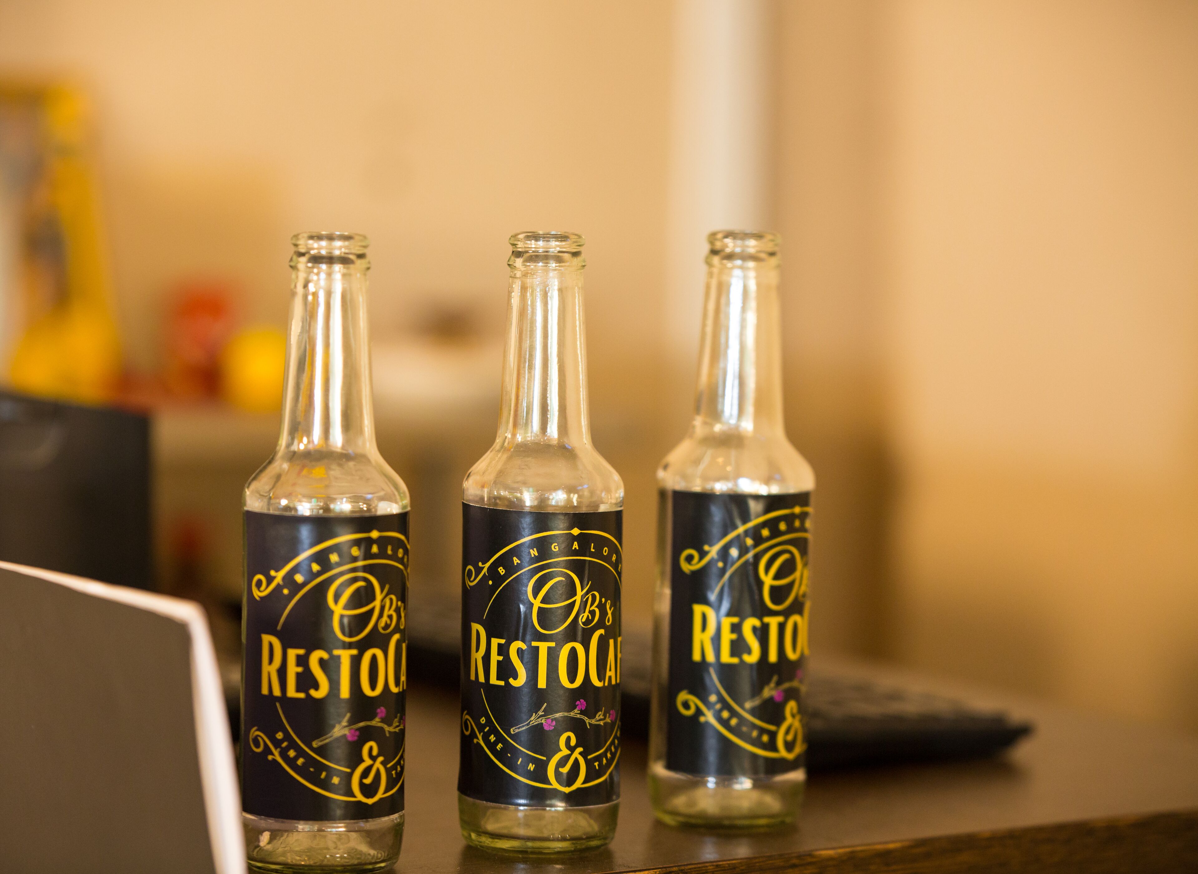 Tres botellas de 'O.B.'s RESTO' sobre una mesa.