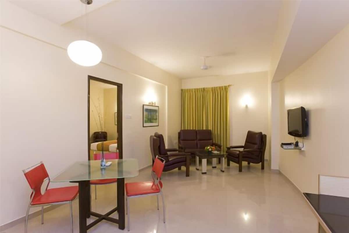 Premium Suite, 1 Queen Bed, Private Bathroom, City View | Living room | 32-inch flat-screen TV with cable channels, TV