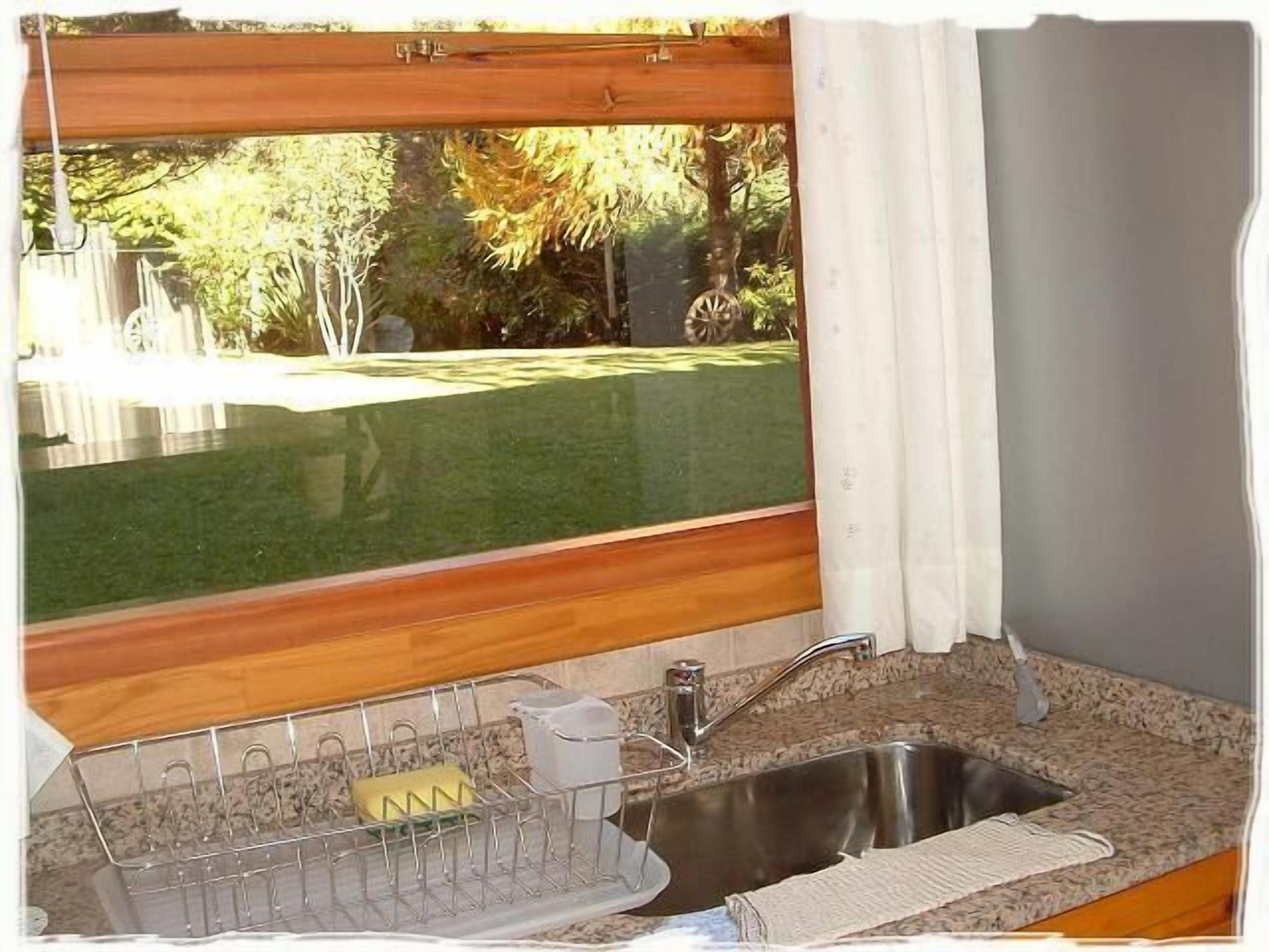 House, 2 Bedrooms | Private kitchen | Full-sized fridge, microwave, oven, stovetop