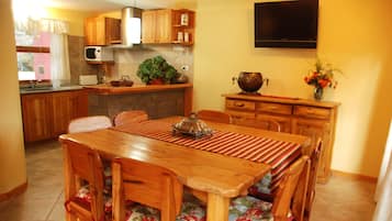 Full-size fridge, microwave, oven, stovetop