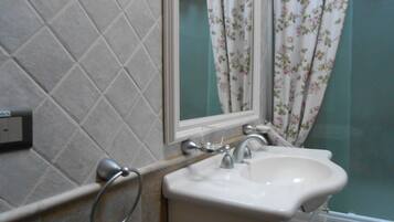House, 1 Bedroom | Bathroom | Combined shower/tub, bidet, towels