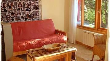 Rumah, 2 kamar tidur | Area keluarga | Televisi layar datar 32-inci dengan saluran TV kabel dan TV