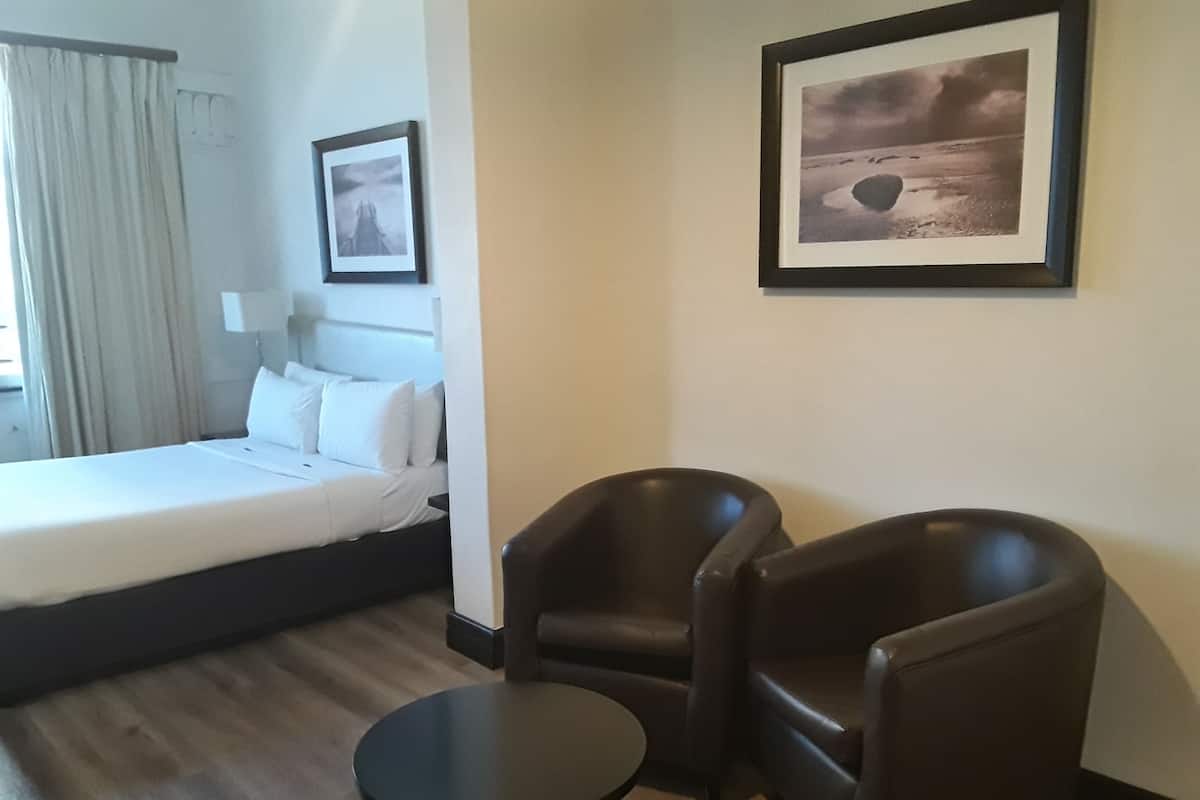 Room, 1 Queen Bed, Partial Sea View | In-room safe, desk, blackout drapes, free WiFi